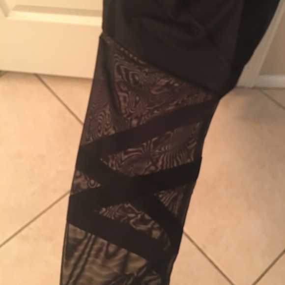 Victoria’s Secret Sport capris - Picture 3 of 3